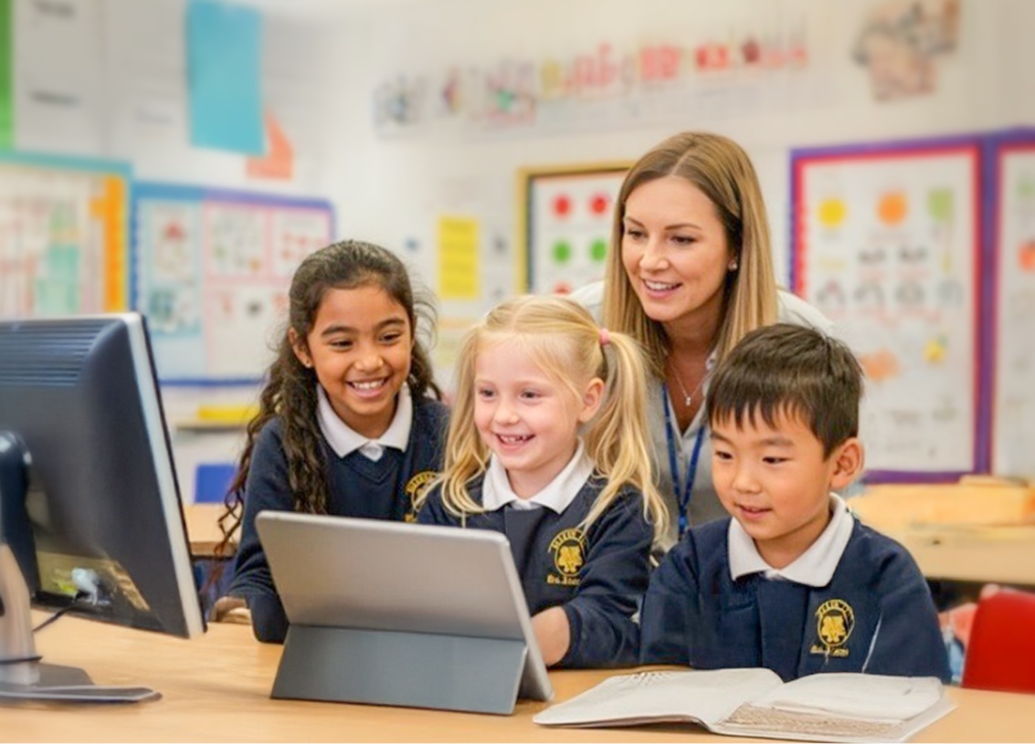 female teahcer is using ABC Reading Eggs with a group of students in the classroom.
